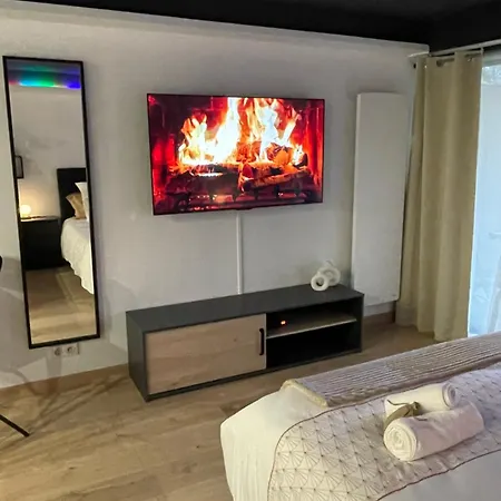 アパート Suite Avec Balneo Privee Et Piscine Commune *